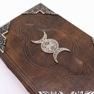 Записна Книга з Коричневої Шкіри із Необрізаним Краєм - Декор з Цинку "Потрійний Місяць" 26×18 см