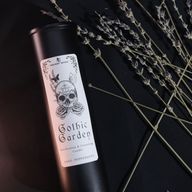 Зближене зображення етикетки свічки Gothic Garden з черепом, трояндами та метеликами