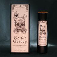 Ритуальна свічка Gothic Garden, представлена з її ілюстрованою упаковкою