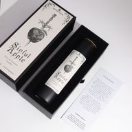 Sinful Apple чорна свічка з корковою кришкою у її подарунковій коробці