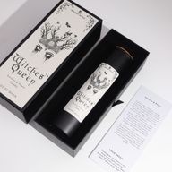 Witches’ Queen чорна свічка з пробковою кришкою у її подарунковій коробці
