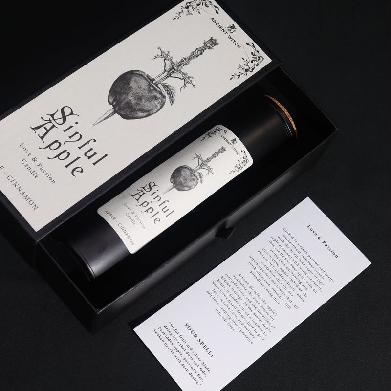 Картка ритуального закляття «Гріхове яблуко» біля свічки