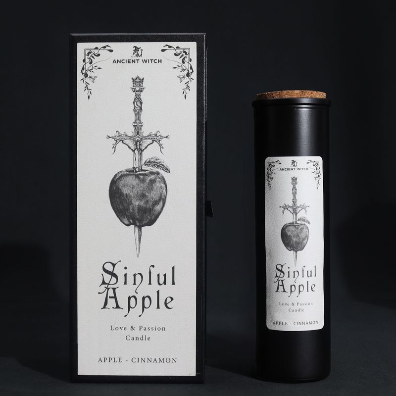 Sinful Apple ритуальна свічка та яблуко, проколоте атаме, подарункова коробка на чорному тлі