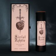 Ритуальна свічка Sinful Apple, показана разом із її ілюстрованою упаковкою.