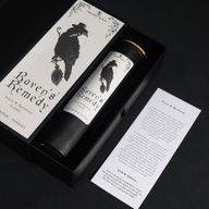 Raven's Remedy картка ритуального закляття поруч із свічкою