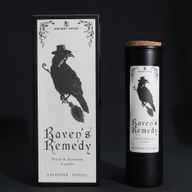 Ритуальна свічка Raven's Remedy та подарункова коробка з зображенням ворона на чорному фоні