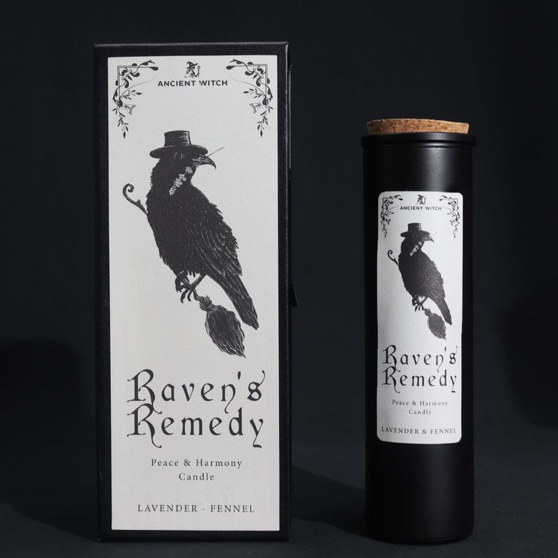 Ритуальна свічка Raven's Remedy та подарункова коробка з зображенням ворона на чорному фоні