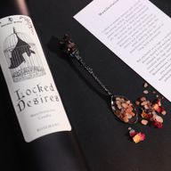 Крупний план етикетки свічки Locked Desires з кажаном у клітці