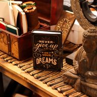 Шкіряний Блокнот "Never Give Up On Your Dreams" - 200 Сторінок 18х13 см