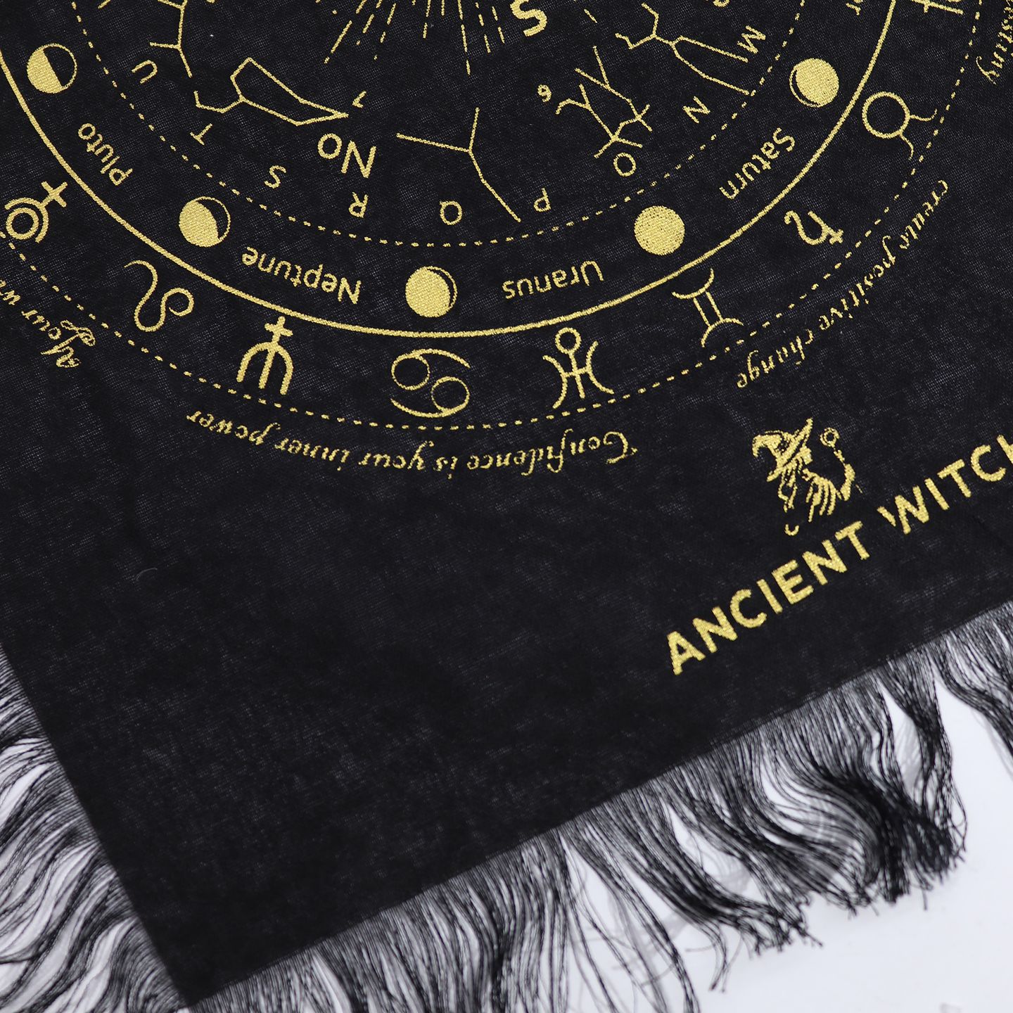 Ancient Witch - скатертини для ворожіння з маятником