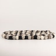 Овальний килимок з повстяних кульок - 38x18 см, сірий мікс