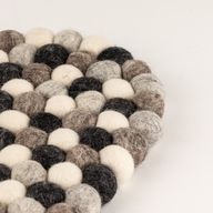 Овальний килимок з повстяних кульок - 38x18 см, сірий мікс